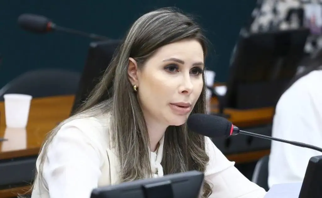 Cotada como nome a vice de Jorginho Mello, deputada federal Caroline De Toni (PL-SC) diz que, no momento, foco está na pré-candidatura ao Senado nas eleições de 2026.