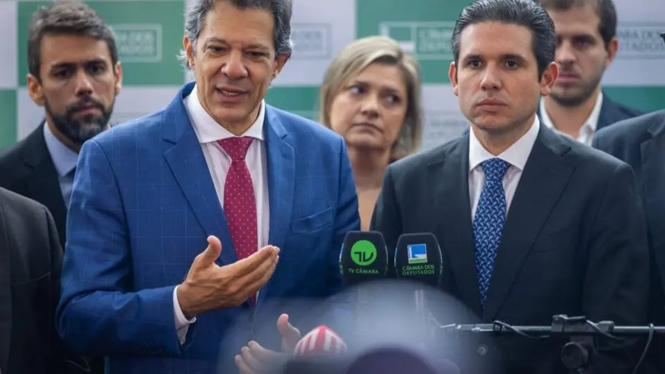 Haddad ameaça cortar R$10 bilhões em emendas e Hugo Motta reage: "é ir contra a população"