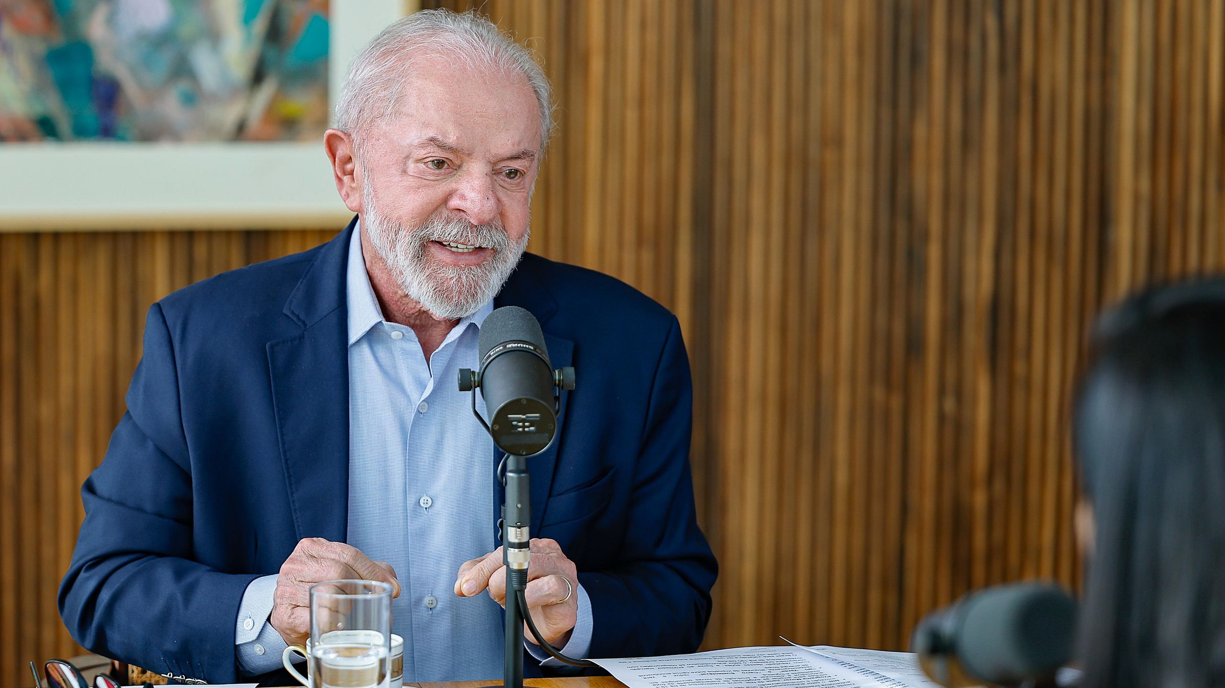 Lula dá entrevista a uma rádio da Bahia no Palácio da Alvorada.
