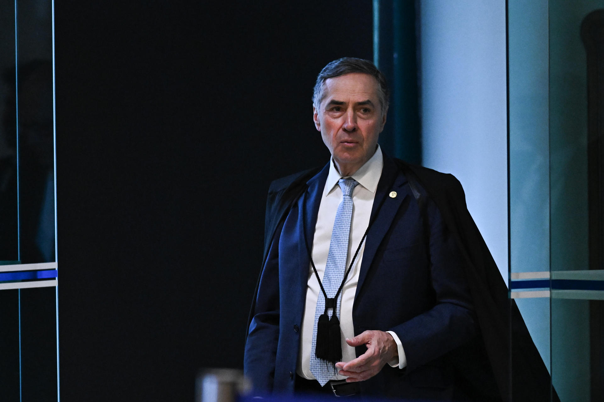 Bomba no STF! Saída de Barroso Acende o Debate Político e Divide Opiniões