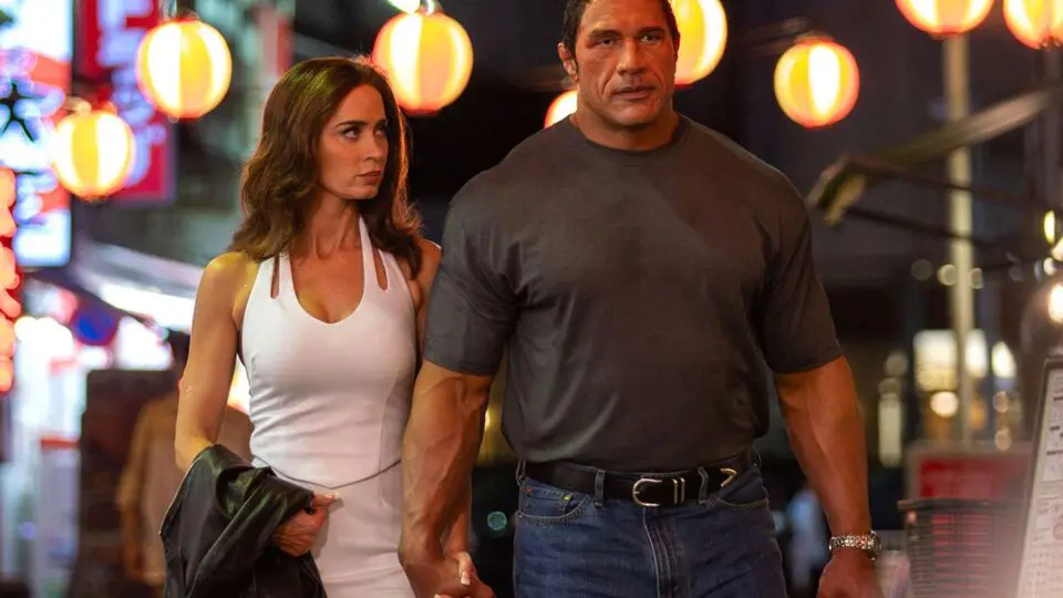Emily Blunt e Dwayne Johnson (The Rock) em cena do filme sobre o lutador de MMA Mark Kerr