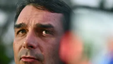 Flávio Bolsonaro defende anistia nos moldes previstos pela oposição, e diz que há votos pela sua aprovação no Congresso.