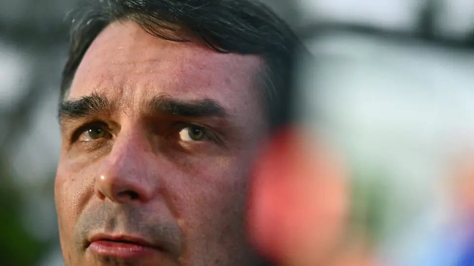 Flávio Bolsonaro defende anistia nos moldes previstos pela oposição, e diz que há votos pela sua aprovação no Congresso.