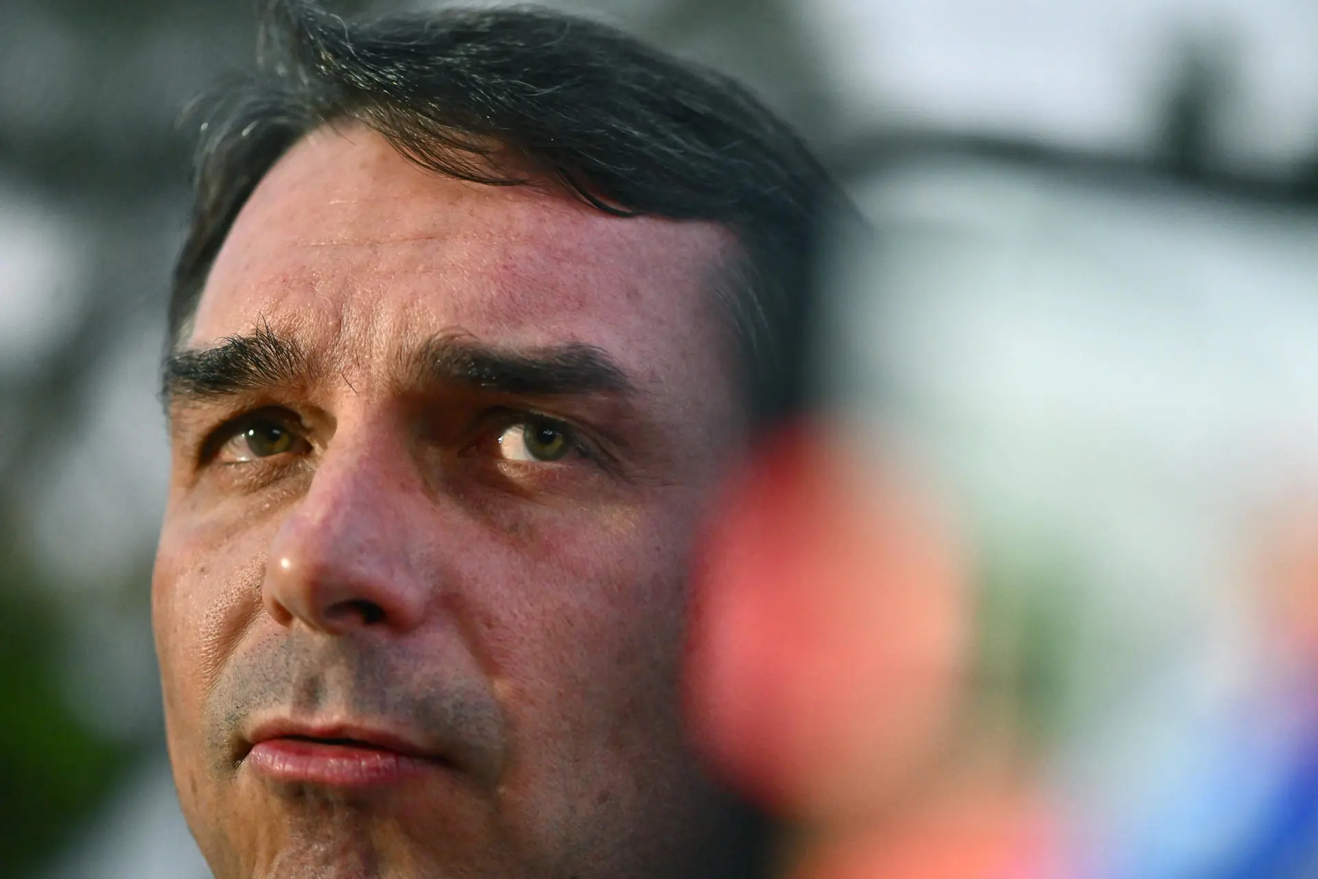 Flávio Bolsonaro defende anistia nos moldes previstos pela oposição, e diz que há votos pela sua aprovação no Congresso.