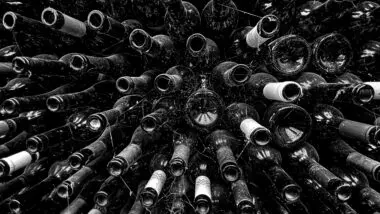 Após crise do metanol envolvendo bebidas falsificadas, Mercado Livre anuncia suspensão temporária em vendas.