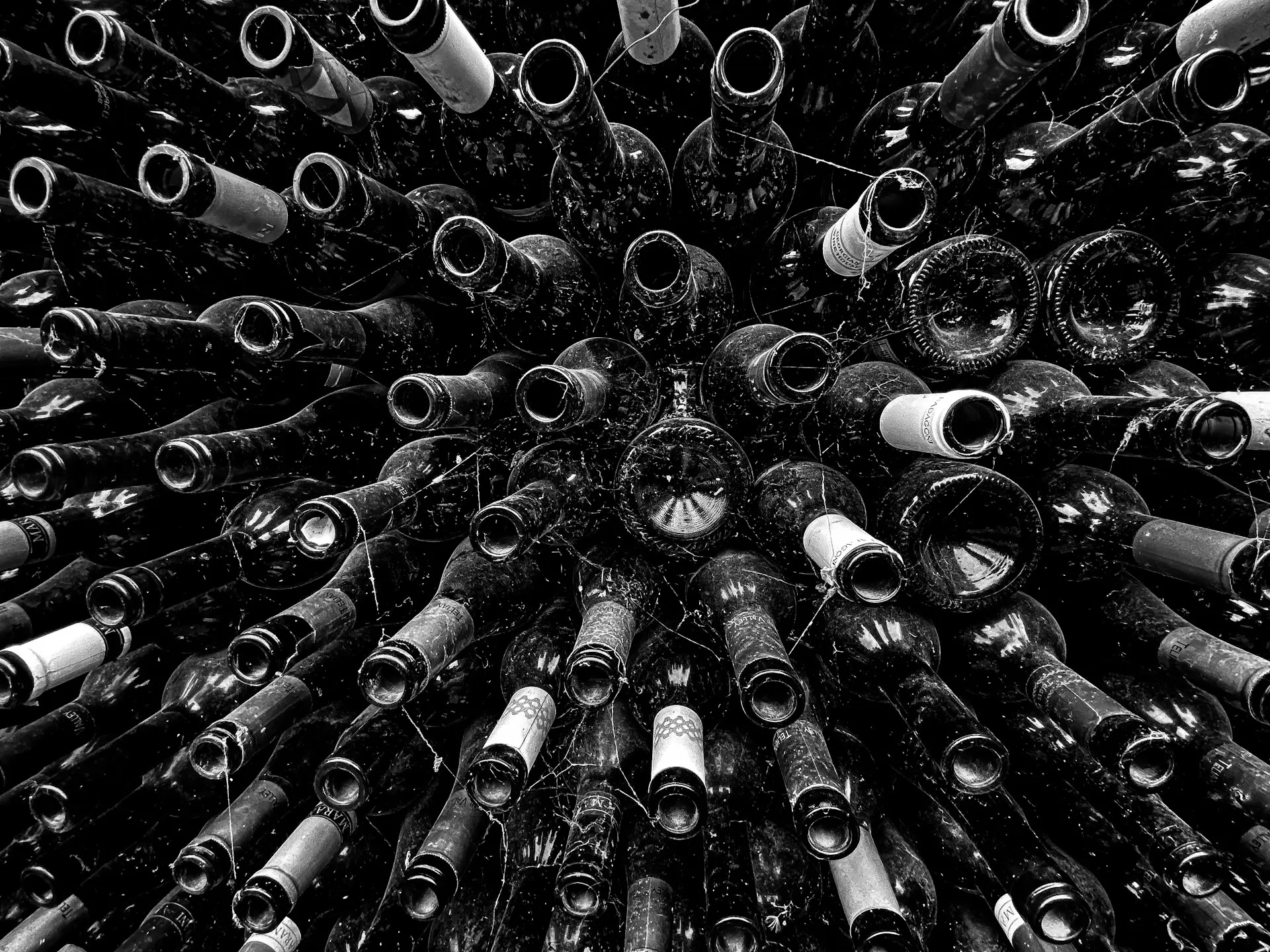 Após crise do metanol envolvendo bebidas falsificadas, Mercado Livre anuncia suspensão temporária em vendas.