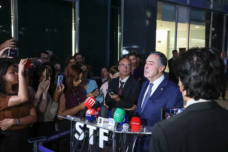 Após anunciar sua saída do STF, Barroso concede entrevista coletiva. O ministro continuará a receber salário no mesmo patamar dos ministros em exercício.