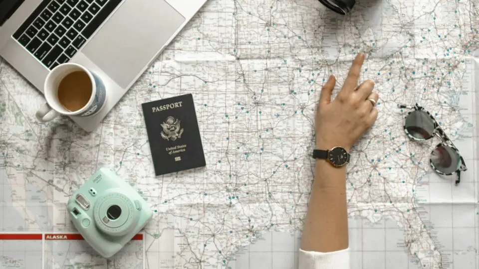 Pessoa montando um roteiro de viagem com a Inteligência Artificial.