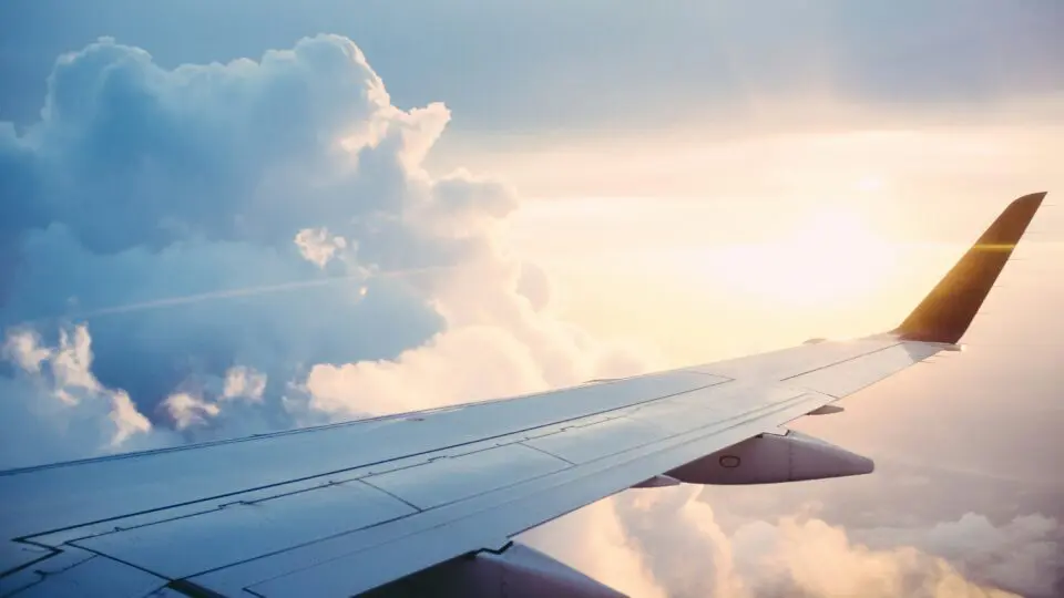 Imagem de um avião, em que a pessoa fez o roteiro da viagem com a IA.