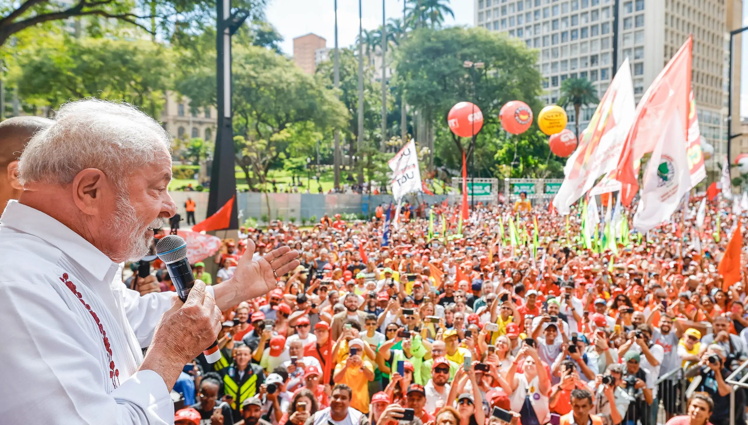 Discurso político: Lula participa do 1º de Maio Unificado, no Vale do Anhagabaú. O festival "Cultura e Direitos" é alvo de investigação por suposto uso de dinheiro público com fim político-partidário.