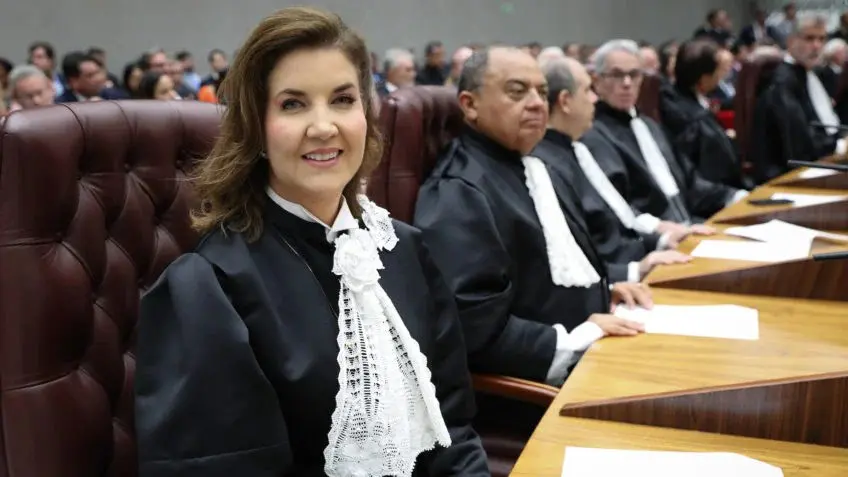 Perfil controverso: Daniela Teixeira, em sua cerimônia de posse como ministra do STJ. A advogada foi alçada ao cargo graças à indicação de Lula, após integrar o grupo Prerrogativas e envolver-se em discussão na Câmara com Jair Bolsonaro.