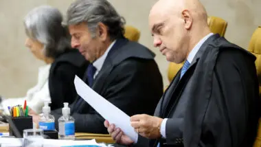 Moraes destitui advogados