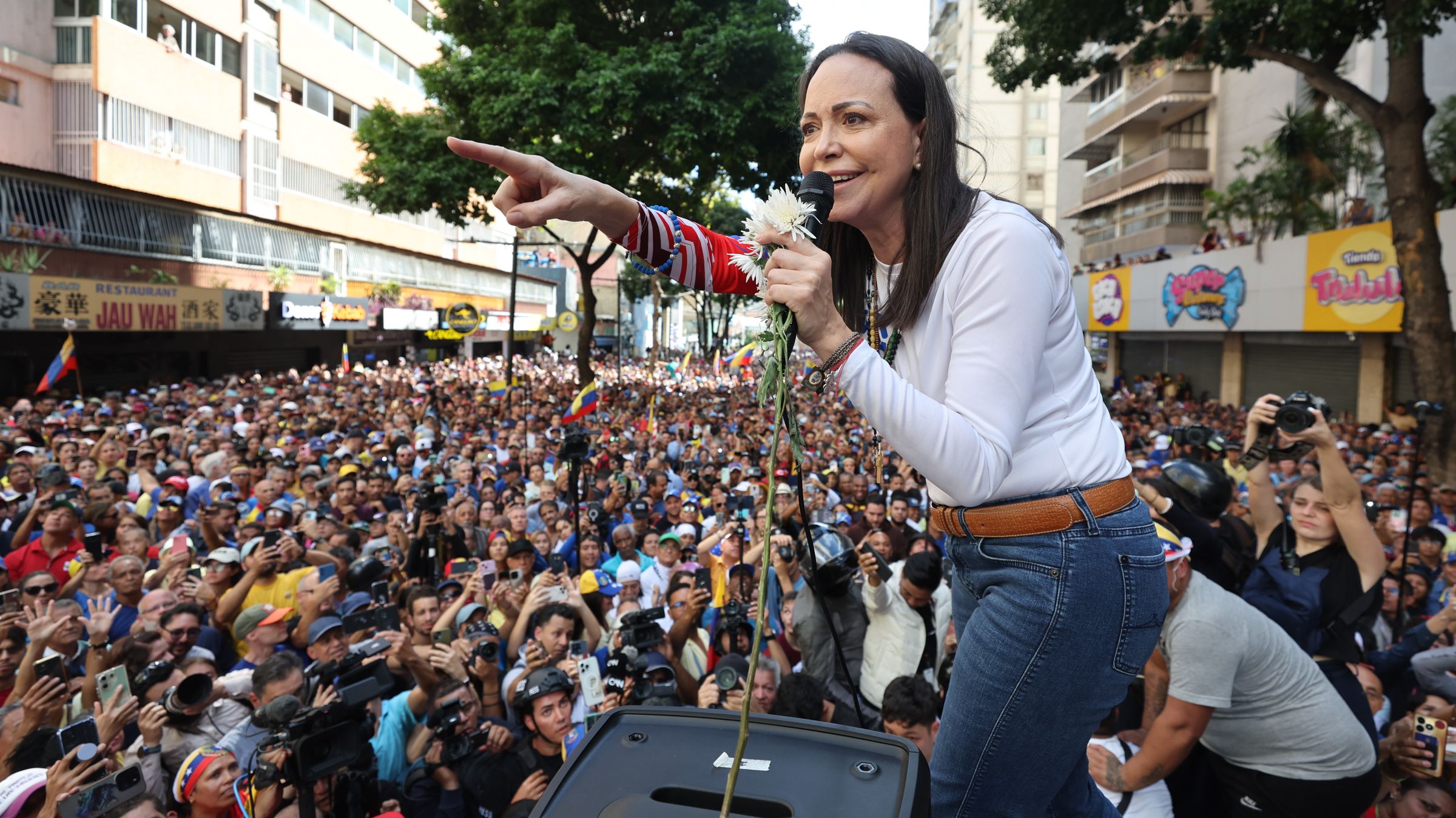 María Corina Machado, em foto de arquivo durante manifestação de rua contra a ditadura de Nicolás Maduro: líder oposicionista ganhou o Nobel da Paz de 2025.