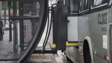 A Urbs iniciou a instalação de barreiras físicas nas estações-tubo de Curitiba para coibir a entrada de fura-catracas nos ônibus