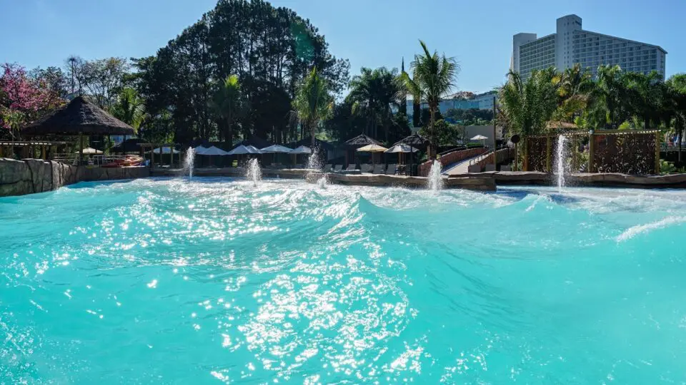 A Fun Beach, piscina de ondas, é um convite à diversão para todas as idades no Bourbon Resort Atibaia