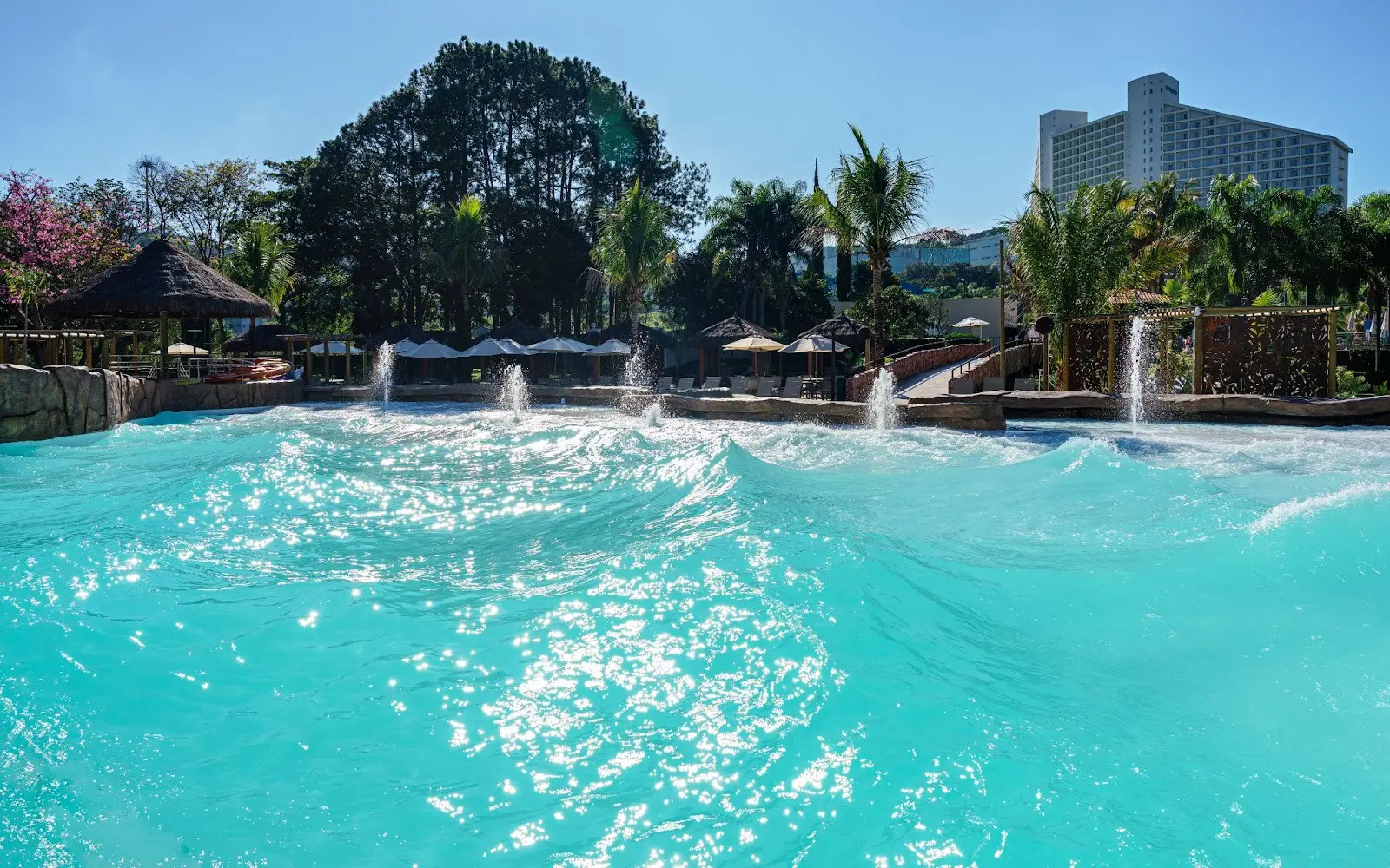 A Fun Beach, piscina de ondas, é um convite à diversão para todas as idades no Bourbon Resort Atibaia