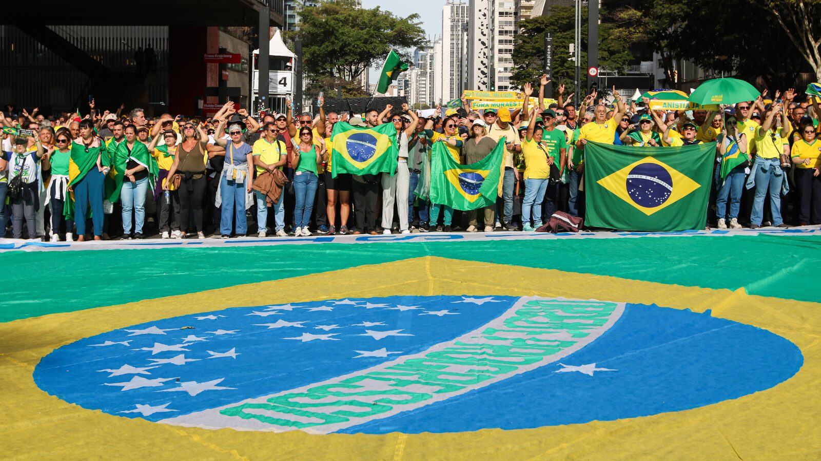 Manifestantes se reúnem na Avenida Paulista durante ato em 8 de agosto.
