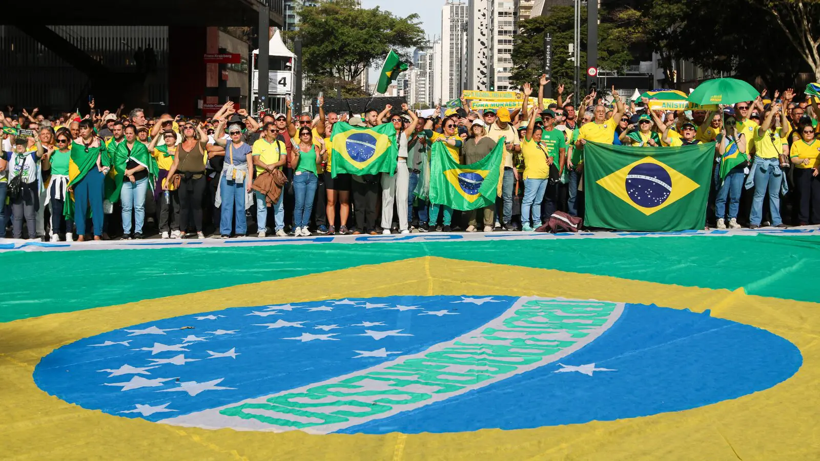 Manifestantes se reúnem na Avenida Paulista durante ato em 8 de agosto.