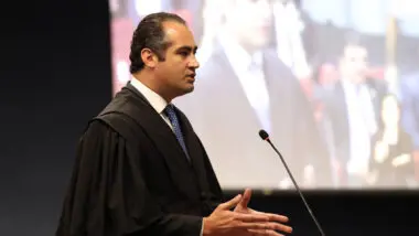 Direito à defesa: o advogado Luiz Eduardo Kuntz fala durante o recebimento da denúncia do Núcleo 2. Moraes destituiu ele e os outros advogados de Marcelo Câmara, que contestam a decisão.