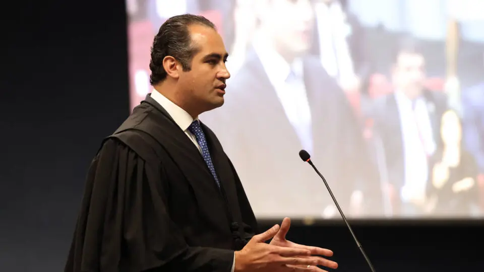 Direito à defesa: o advogado Luiz Eduardo Kuntz fala durante o recebimento da denúncia do Núcleo 2. Moraes destituiu ele e os outros advogados de Marcelo Câmara, que contestam a decisão.