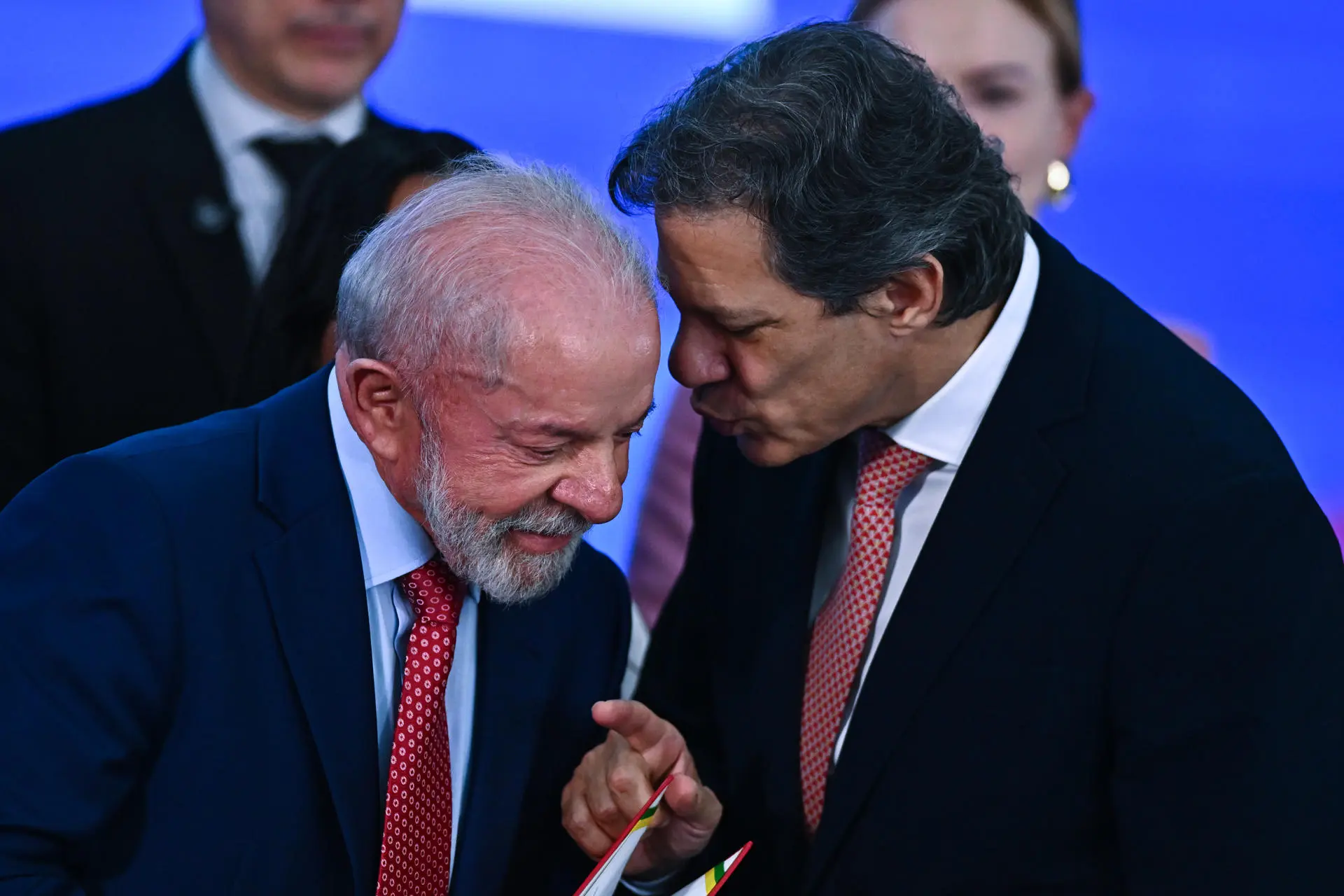 Tensão no tabuleiro político: Lula e Fernando Haddad conversam em evento no Palácio do Planalto. O presidente promoveu uma série de demissões na esplanada após a derrota da MP com a qual Haddad pretendia arrecadar R$ 17 bilhões aos cofres públicos.