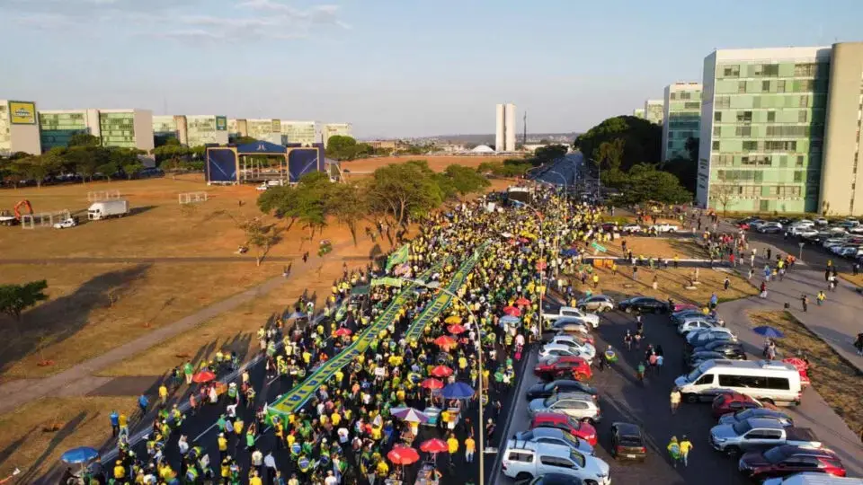 Percepção política: manifestantes de direita participam da caminhada pela anistia em Brasília. Para 44% do eleitorado brasileiro, a direita representa melhor as pautas de combate à corrupção e defesa do patriotismo do que a esquerda.