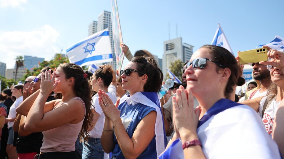 Confira imagens do momento em que os últimos reféns retornam a Israel