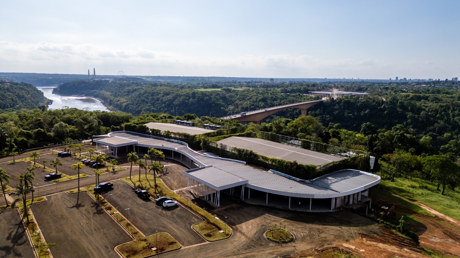 Obra segue uma arquitetura bastante utilizada na região argentina que inclui grandes aberturas para a mata e paisagismo caprichado com utilização de espécies nativas.