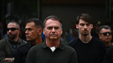 Saúde debilitada: Bolsonaro deixa o DF Star após procedimento médico em que removeu células cancerígenas da pele. O ministro Alexandre de Moraes autorizou a visita de uma médica para nova consulta, após agravamento de crise de soluços.