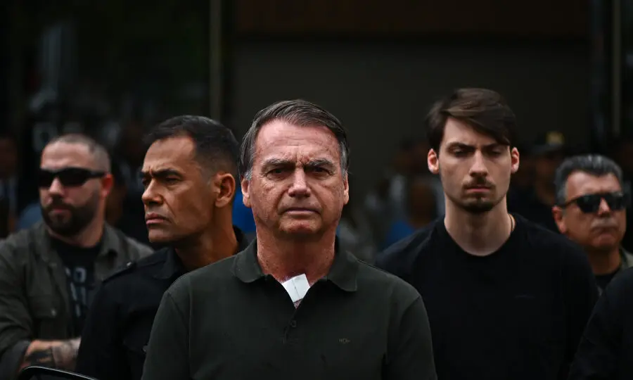 Saúde debilitada: Bolsonaro deixa o DF Star após procedimento médico em que removeu células cancerígenas da pele. O ministro Alexandre de Moraes autorizou a visita de uma médica para nova consulta, após agravamento de crise de soluços.
