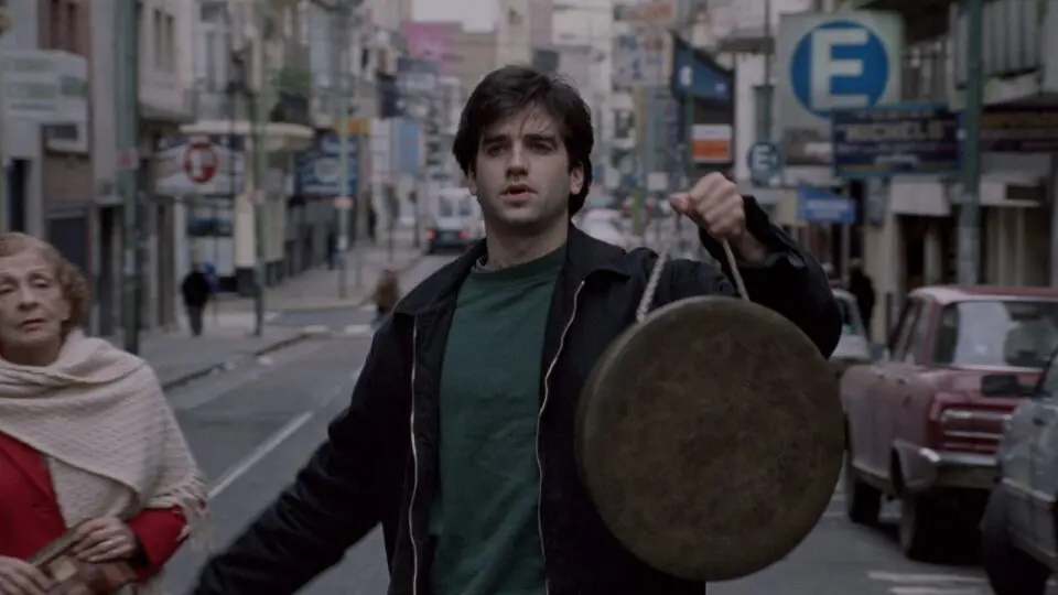 Daniel Hendler vive Ariel Makaroff, o protagonista de "O Abraço Partido"