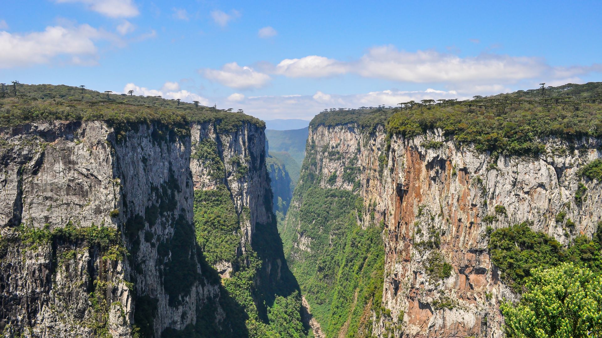 Cânion Itaimbezinho, no Parque Nacional de Aparados da Serra, impressiona com seus paredões verticais de até 720 metros de altura.