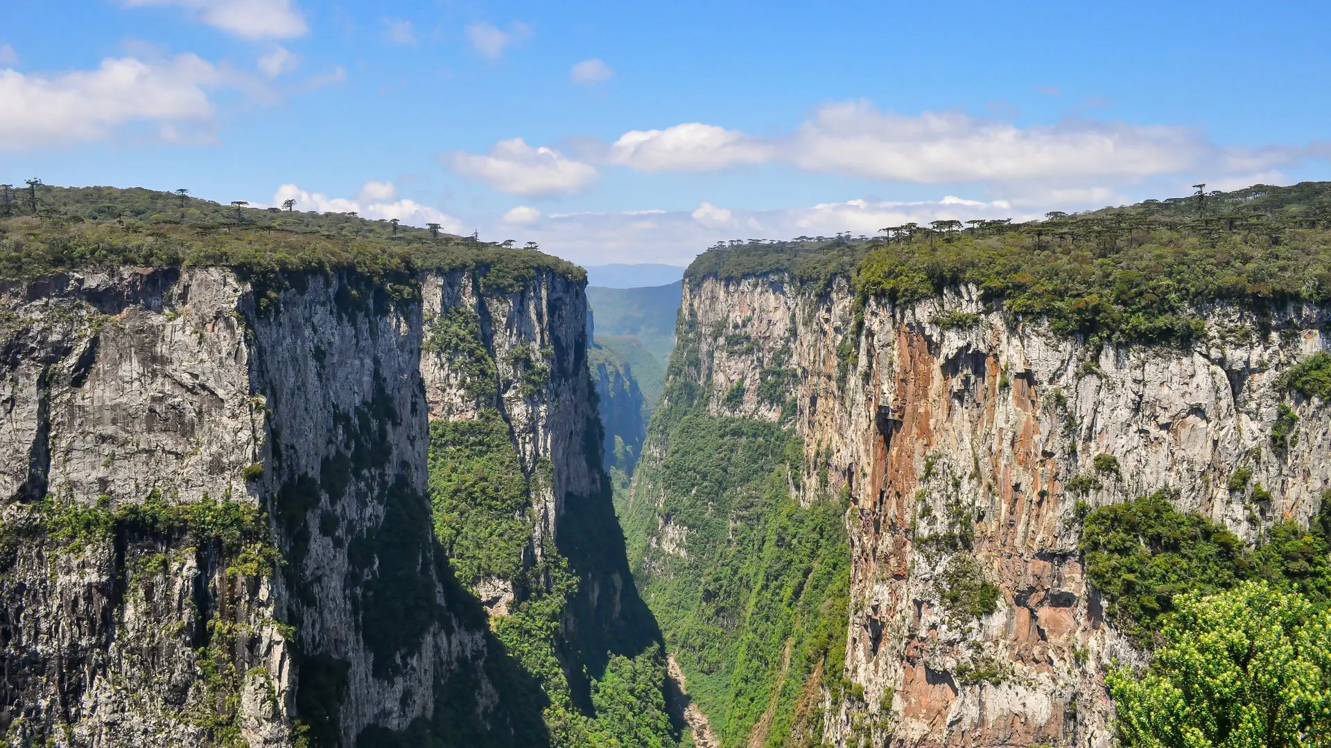 Cânion Itaimbezinho, no Parque Nacional de Aparados da Serra, impressiona com seus paredões verticais de até 720 metros de altura.