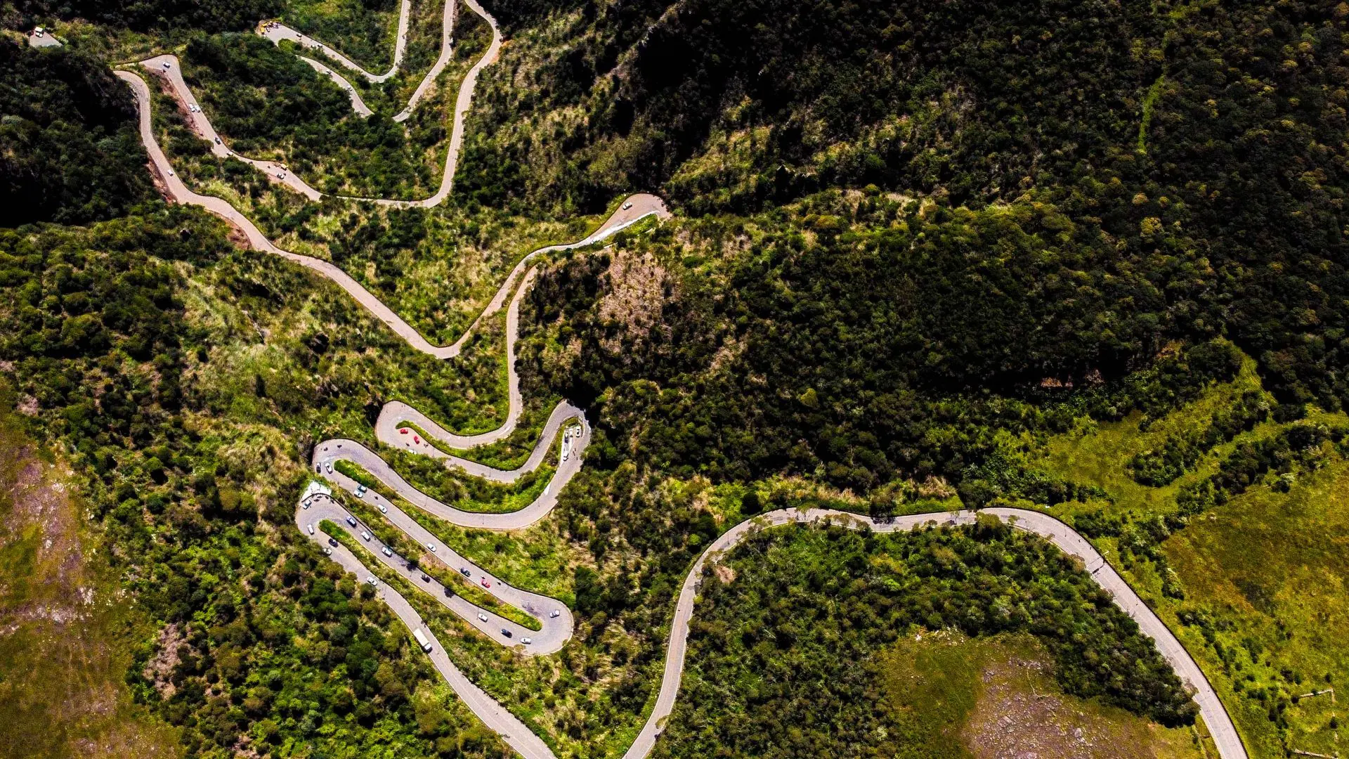 Vista aérea da icônica Serra do Rio do Rastro, em Santa Catarina. Com 284 curvas em apenas 25 km, essa estrada cênica é um dos cartões-postais mais famosos do Brasil.
