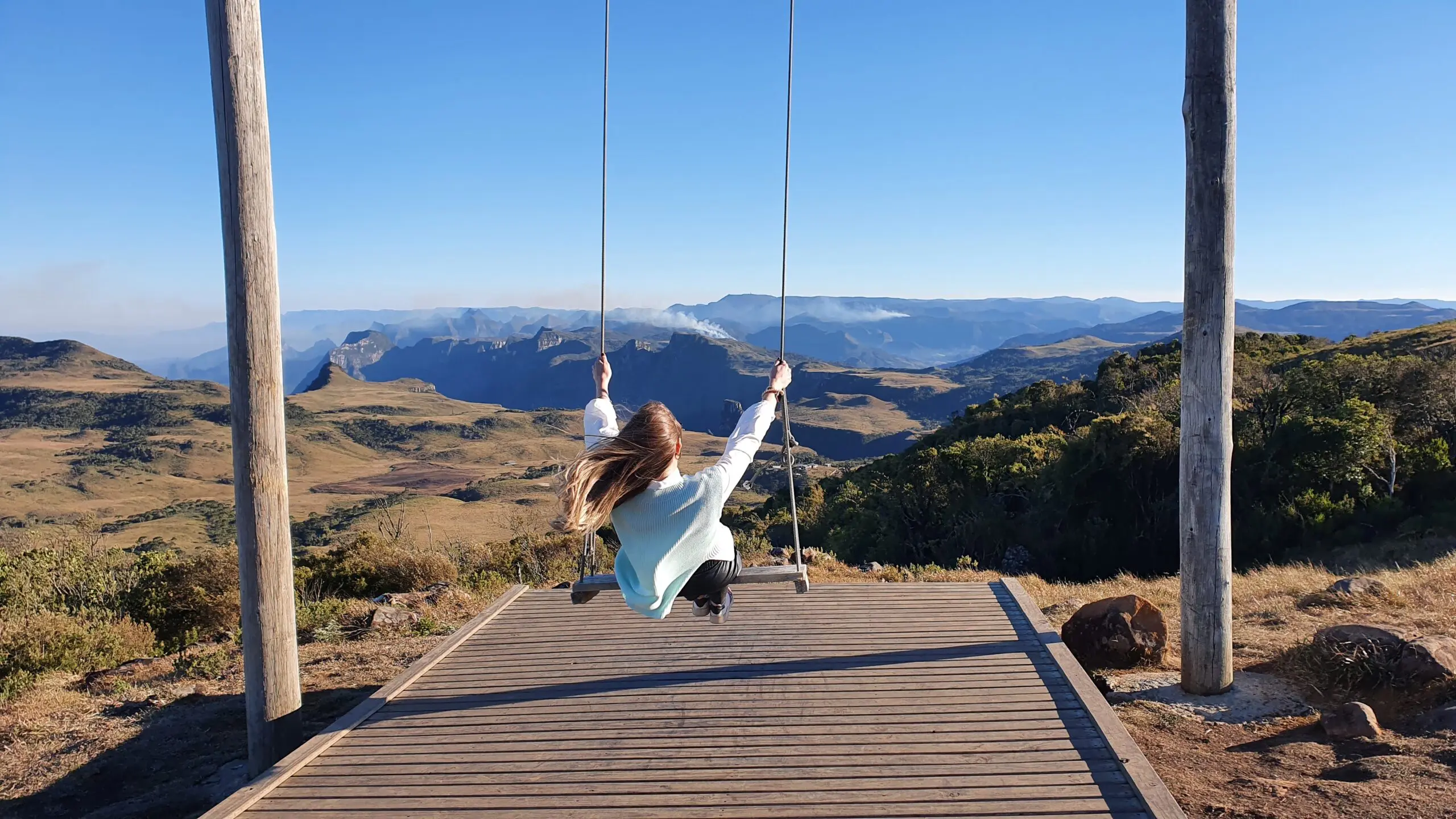 Vista privilegiada do alto do Cânion Espraiado, em Urubici, onde pousadas oferecem experiências únicas em meio à natureza.