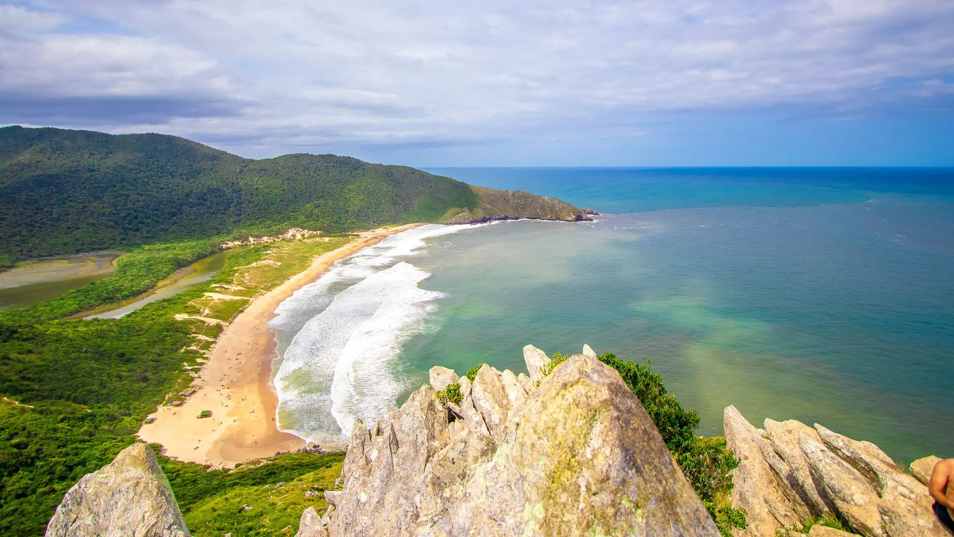 Refúgio natural no sul da Ilha: a Praia da Lagoinha do Leste, acessível apenas por trilha ou barco, é um dos tesouros mais preservados de Florianópolis.