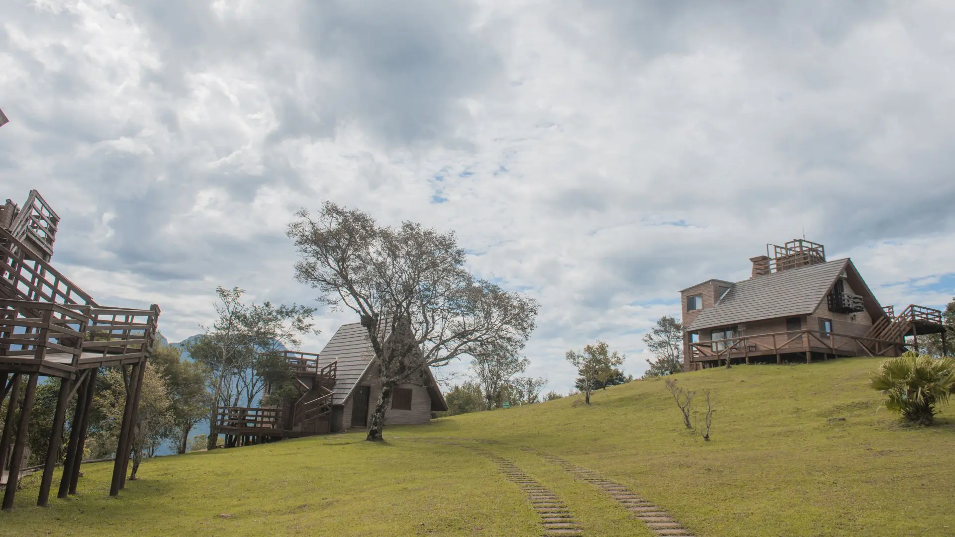 Hospedagem na Serra do Faxinal: conforto e natureza se encontram em cabanas suspensas em meio aos cânions.