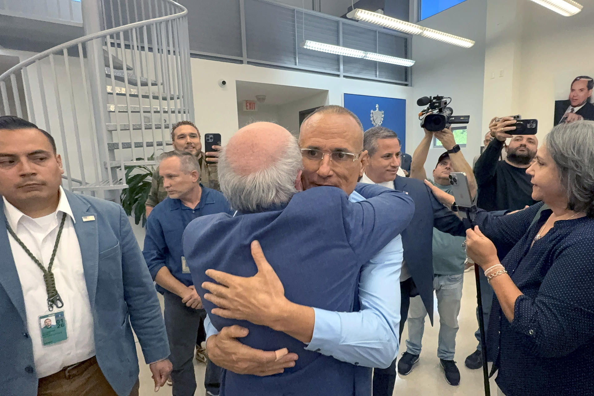 Urgente: Dissidente Cubano Chega aos EUA Após Sofrer Tortura Brutal na Prisão
