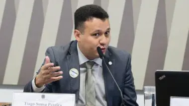 Barganha: Tiago Sousa Pereira, diretor da Anac, em sessão no Senado Federal. Tiago defendeu que a arrecadação no comércio dos aeroportos ajuda na redução da tarifa aeroportuária.