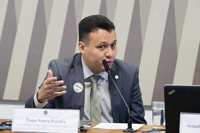 Barganha: Tiago Sousa Pereira, diretor da Anac, em sessão no Senado Federal. Tiago defendeu que a arrecadação no comércio dos aeroportos ajuda na redução da tarifa aeroportuária.