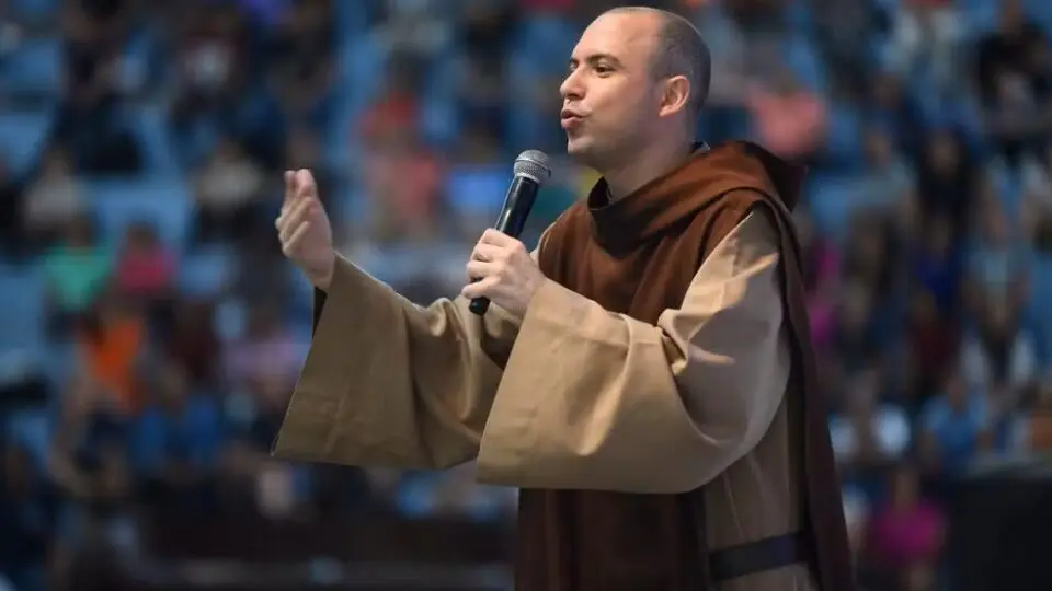 Entre notas de violão e orações, a fé transformou um adolescente rebelde em líder espiritual.