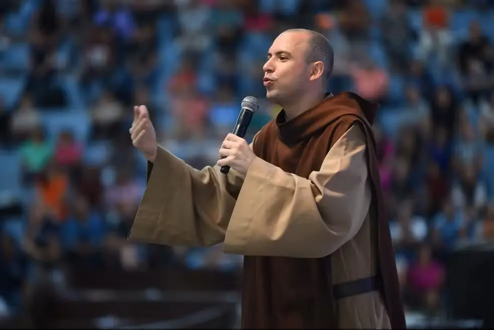 Entre notas de violão e orações, a fé transformou um adolescente rebelde em líder espiritual.