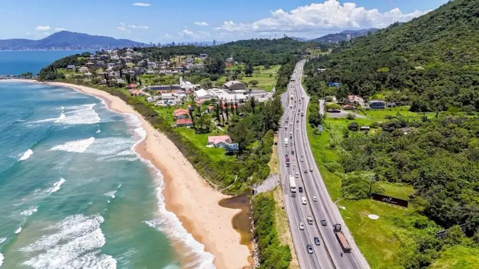 Projeto Via Mar deve se tornar a primeira rodovia estadual com pedágio em Santa Catarina, com início das obras previsto para 2026