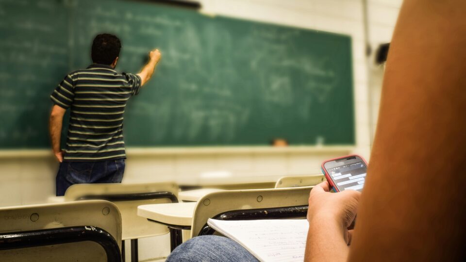 Dia dos Professores: conheça a origem do 15 de outubro e saiba se é feriado