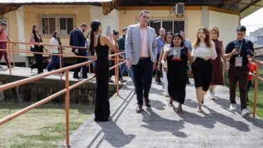 a ministra Sonia Guajajara visitou a Escola de Aplicação da Universidade Federal do Pará (UFPA), que irá sediar a Aldeia COP - que iniciativa irá garantir a hospedagem de cerca de 3 mil indígenas durante a COP30