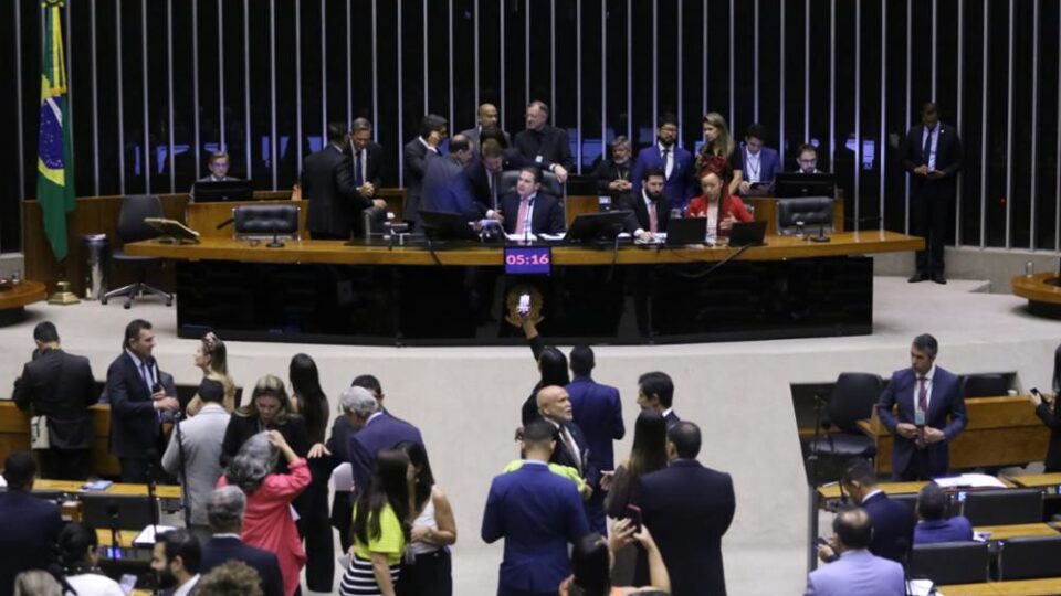 Câmara aprova piso salarial para professores temporários