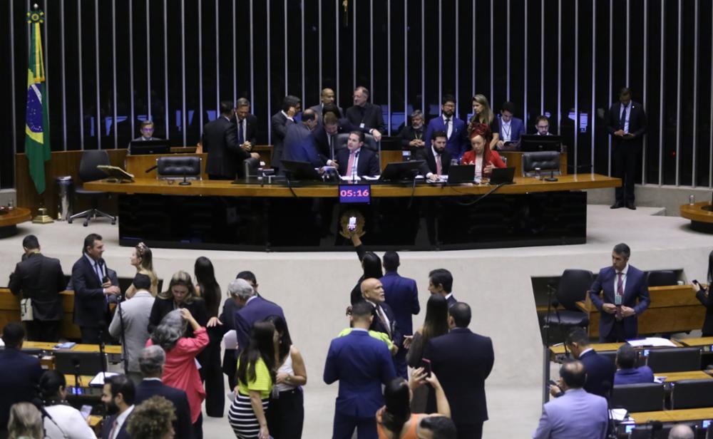 Proposta que garante o piso salarial para professores temporários será analisada pelo Senado.