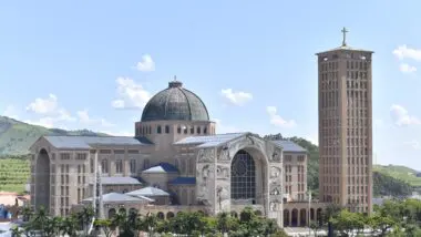 Aparecida deve receber cerca de 450 mil visitantes durante a Festa da Padroeira, e espera gerar aproximadamente R$ 168,8 milhões em movimentação econômica direta.