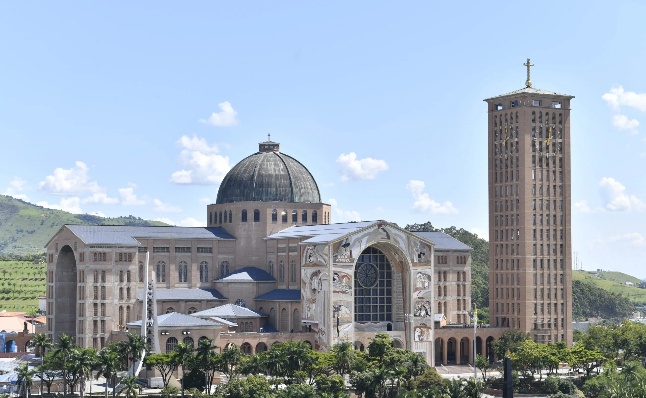 Aparecida deve receber cerca de 450 mil visitantes durante a Festa da Padroeira, e espera gerar aproximadamente R$ 168,8 milhões em movimentação econômica direta.