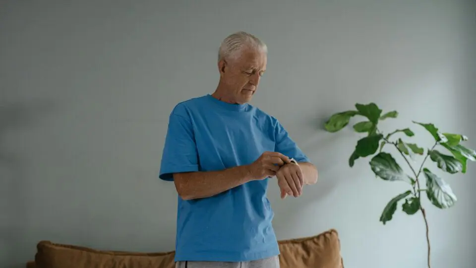 Idoso olhando o relógio, com a sensação que o tempo passa rápido conforme envelhecemos.